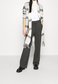 VILA Träningsbyxor - grey