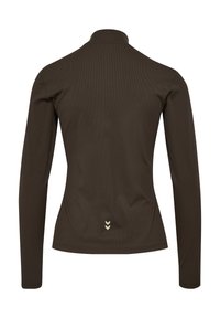 Brun långärmad skjorta med hög krage, ribbad textur och en logodetalj på baksidan med två chevronformer i en ljusare färg.