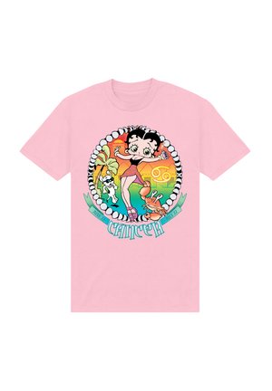 Lyserød bomulds T-shirt med et rundt grafisk design af en tegneseriefigur med en krabbe, hund og tropiske elementer, mærket "Krebs" og datoer.