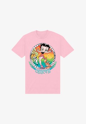 Lyserød bomulds T-shirt med et rundt grafisk design af en tegneseriefigur med en krabbe, hund og tropiske elementer, mærket "Krebs" og datoer.