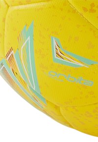Balón de fútbol amarillo con una superficie texturizada, que presenta patrones geométricos en turquesa y marrón, y el nombre de la marca "orbita" en azul claro.