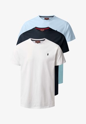 Tri jednobojna majica s okruglim izrezom složena jedna na drugu, boje bijela, mornarsko plava i svijetlo plava, svaka s malim utkanim logom na prsima.