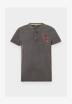 Dunkelgraues Henley-Shirt mit kurzen Ärmeln, drei Knöpfen und roter "HCo"-Stickerei auf der linken Brust.