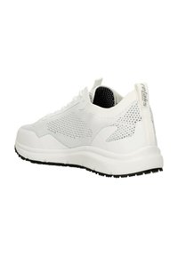 Weißer Sportschuh mit einem atmungsaktiven Mesh-Obermaterial und strukturierten Akzenten, ausgestattet mit einer gepolsterten Sohle und einer schwarzen Laufsohle. Schlichtes Design.