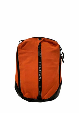 Sac à dos orange avec un fond noir, fermeture éclair et sangle avec logo sur le devant. Fait de tissu texturé avec une forme arrondie et des poignées latérales.