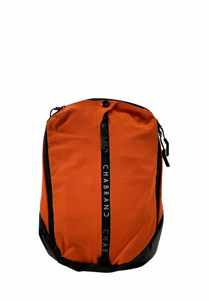 Sac à dos orange avec un fond noir, fermeture éclair et sangle avec logo sur le devant. Fait de tissu texturé avec une forme arrondie et des poignées latérales.
