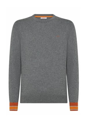 Maglione grigio a maglia con collo girocollo, strisce arancioni a contrasto ai polsini e un piccolo logo sul petto.