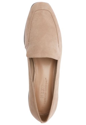 Mocassin beige en daim avec bout carré arrondi et semelle intérieure en cuir estampillée "NEXT FOREVER COMFORT", vu de dessus.