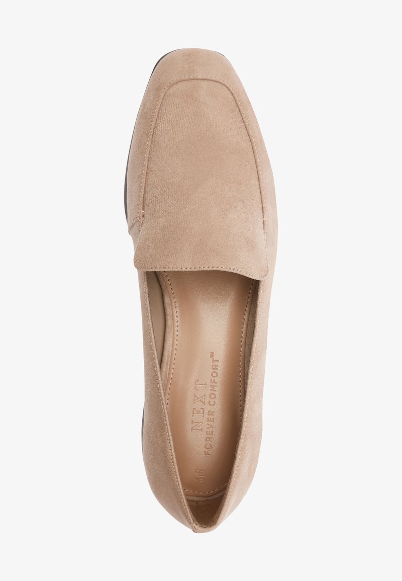Mocassin beige en daim avec bout carré arrondi et semelle intérieure en cuir estampillée "NEXT FOREVER COMFORT", vu de dessus.