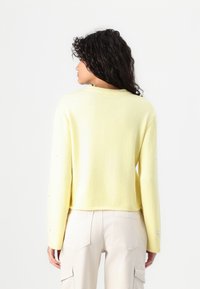 Object OBJTHESS WIDE SLEEVE PULLOVER - Strikkegenser - lemon meringue/white