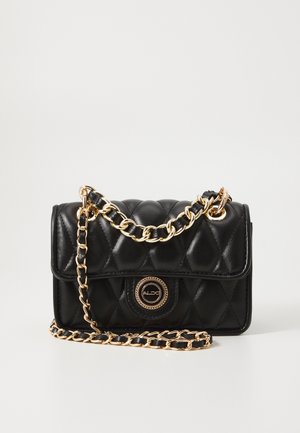 Must muströödiga must faux nahast kott, millel on kuldne kettstrap, ümmargune logo detaile ja klapp sulgemisega, millel on sile tekstuur.