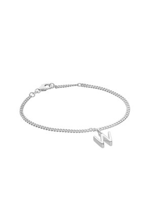 Silbernes Gliederarmband mit Karabinerverschluss und einem hängenden 3D-Buchstaben W-Anhänger auf weißem Hintergrund.