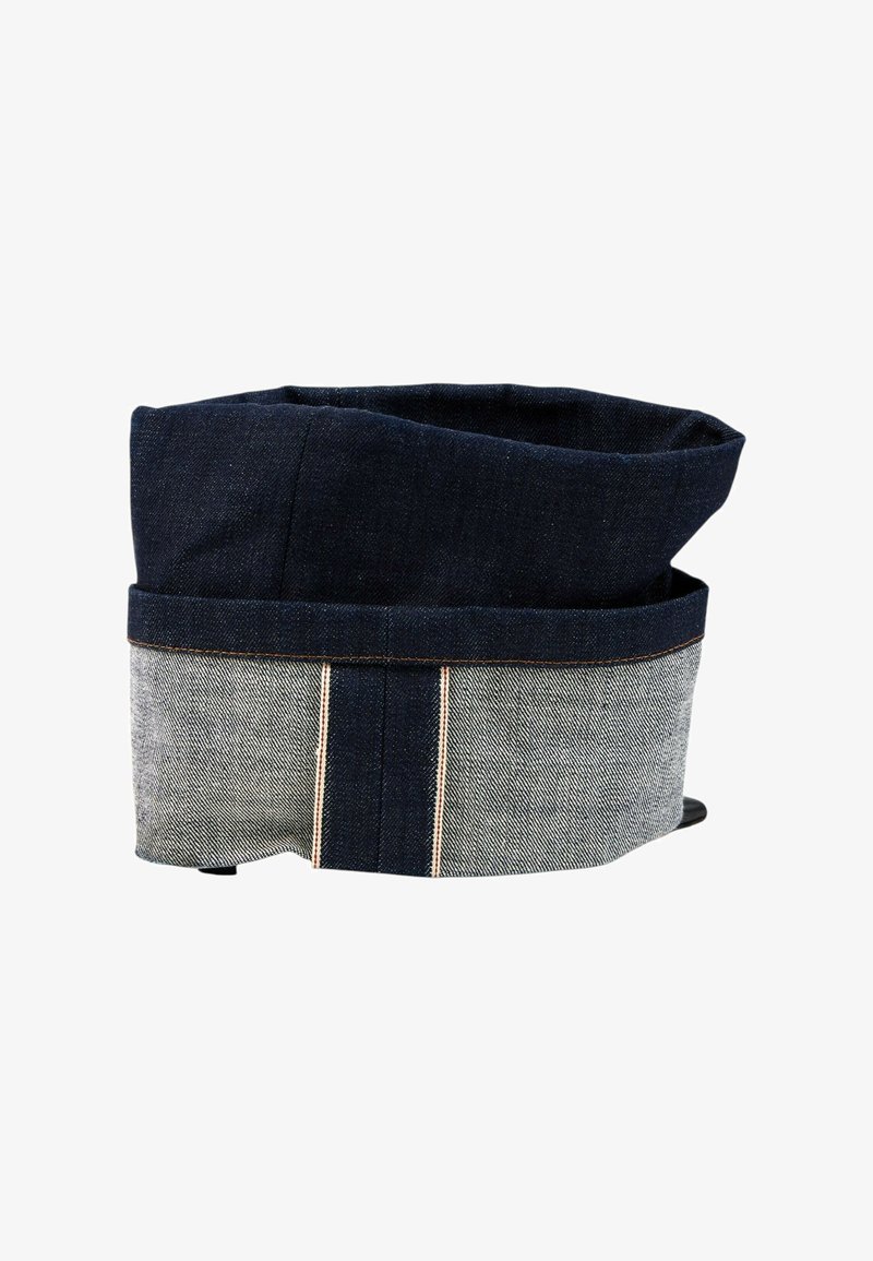 Chapeau bob en denim bleu foncé et gris avec un bord plié et des coutures contrastantes, isolé sur fond blanc.