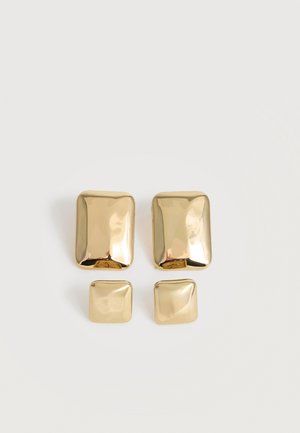 Deux paires de boucles d’oreilles rectangulaires ton or brillant, avec des rectangles plus grands au-dessus de plus petits, exposées sur fond blanc.