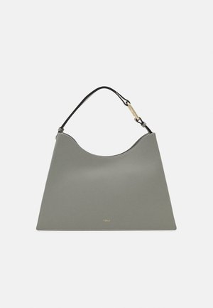 Sac fourre-tout en cuir gris avec un haut incurvé, une bandoulière noire et des accents en métal doré. Finition texturée avec des bords raffinés et un marquage minimaliste.