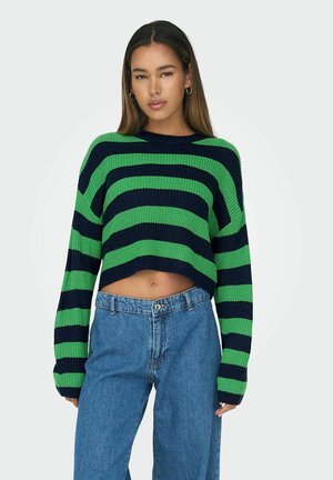 Groen en marineblauw gestreepte cropped trui met een ribbeltextuur en ronde hals, gecombineerd met hooggeplaatste blauwe spijkerbroeken.