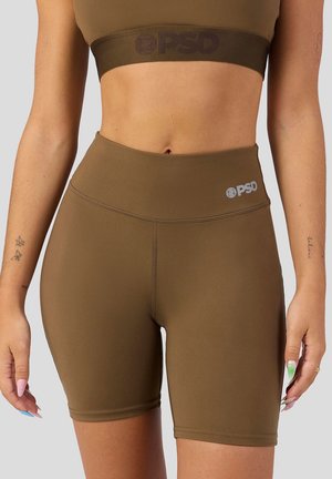 Braune High-Waist-Shorts aus Stretchstoff mit glatter Textur, Nahtdetails und einem kleinen silbernen Logo am Bund.