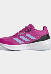 Scarpa sportiva rosa con tomaia in mesh testurizzato, accentuata da un tallone nero e un logo a tre strisce blu chiaro. Dotata di una suola Cloudfoam bianca.