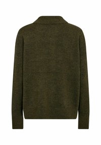 Olivgrön stickad tröja med bred krage, långa ärmar och avslappnad passform. Texturen verkar mjuk och något melerad.