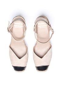 Beige su�ède espadrille sandalen met een zwart accent bij de teennagel en een enkelbandje. Beschikt over een gestructureerde zool van natuurvezels en een V-vormige voorkant.