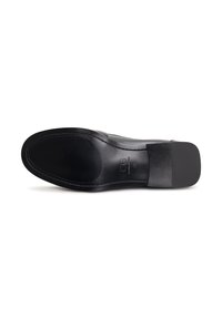 Semelle de chaussure en cuir noir avec une surface lisse et légèrement texturée et un talon renforcé. Présente un logo subtil sur la semelle intérieure.