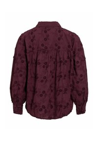 Blouse bordeaux avec broderie florale, manches longues, coupe décontractée, détail de boutons sur les poignets et col rabattu. La vue arrière montre un design froncé.
