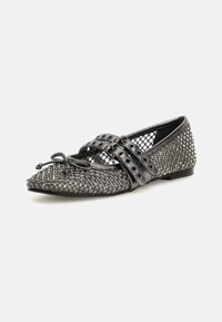 Schwarze flache Schuhe mit einer strukturierten, gewebten Vorderseite, Metallnagel-Accents und zwei Riemen über dem Rist. Abgerundete Zehenform und niedriges Absatzdesign.