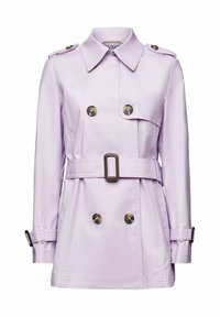 Trench-coat violet clair croisé avec large col, ceinture à la taille, épaulettes boutonnées et sangles à boucle aux poignets.