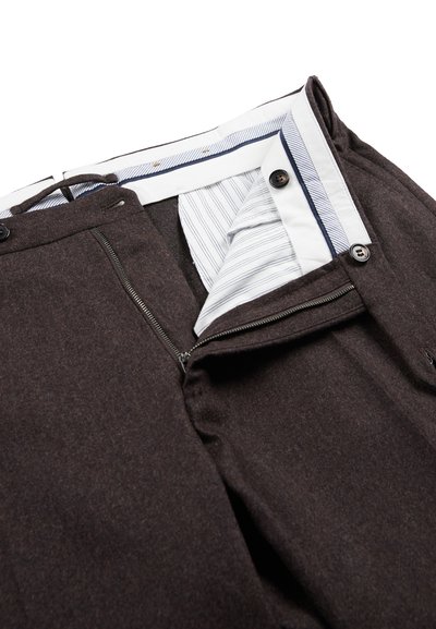 Braune Wollhose mit Reißverschluss, zwei Knopfverschlüssen und einem gestreiften Stofffutter im Bund. Besitzt eine glatte Textur.