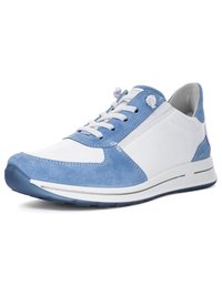 Weiße und blaue Sneaker mit niedrigem Schaft, Schnürsenkeln, Gummisohle und Wildlederelementen, schräg gestellt, um Seiten- und Vorderansicht zu zeigen.