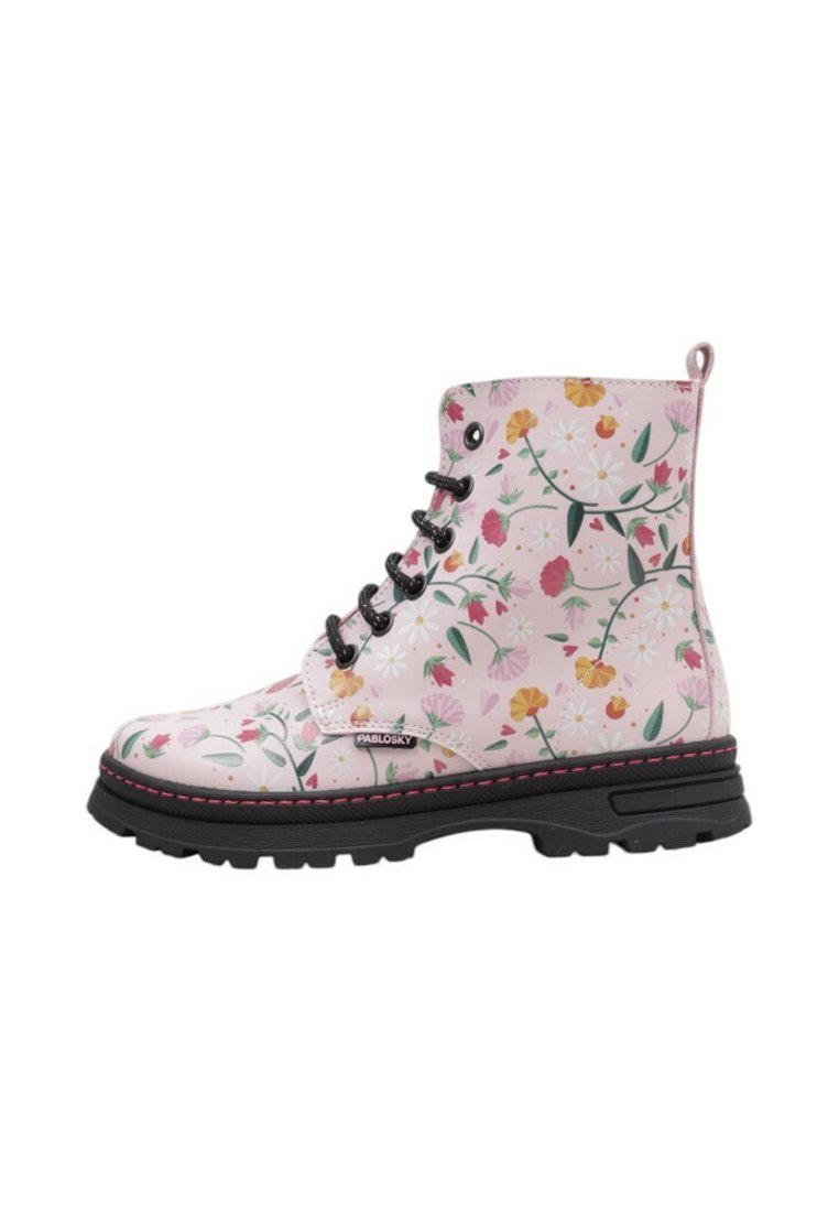 Botín de tobillo rosa con cordones, estampado floral multicolor, suela negra y lengua en la parte trasera, diseñado para niños.