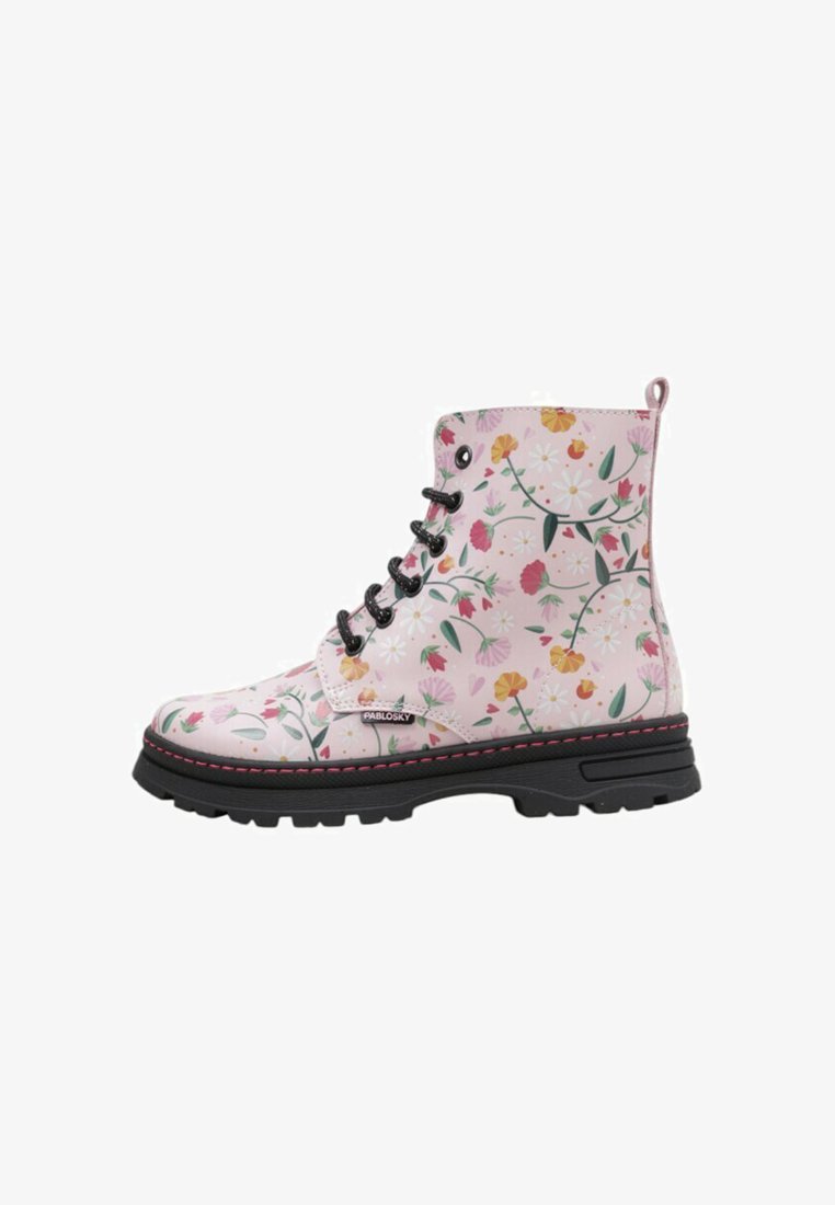 Botín de tobillo rosa con cordones, estampado floral multicolor, suela negra y lengua en la parte trasera, diseñado para niños.