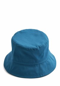 Teal színű pamut kalap, kerek koronával, széles, lógnak tűnő karimával, és két vízszintes varrással az oldalán. Sima textúra.