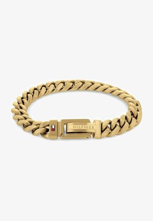 Goldfarbener Armband mit ineinandergreifenden Gliedern, ausgestattet mit einem Verschluss mit dem "HILFIGER"-Logo und roten sowie blauen Akzenten. Glatte, polierte Oberfläche.