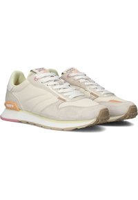 Zapatillas con una parte superior sintética beige, acentos de ante claros, cordones blancos y una suela de goma que presenta un detalle en el talón en color rosa y naranja.