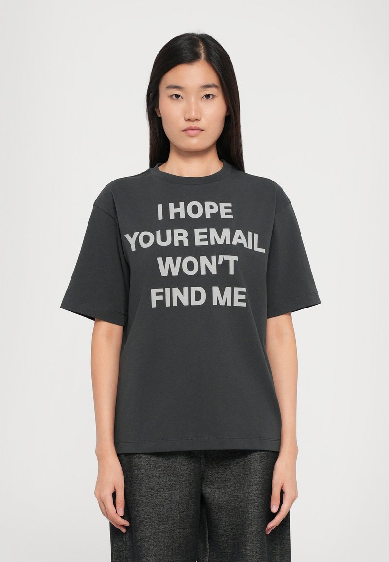 Camiseta de algodón gris con mangas cortas y cuello redondo. Presenta un texto en blanco en negrita: "ESPERO QUE TU CORREO NO ME ENCUENTRE" en la parte frontal.