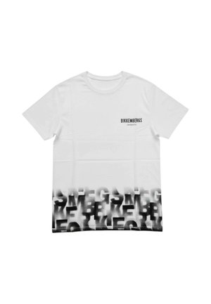 T-shirt bianca a maniche corte con testo nero sfocato nella parte inferiore e logo "BIKKEMBERGS" sul petto sinistro.
