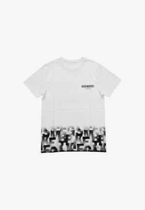 T-shirt bianca a maniche corte con testo nero sfocato nella parte inferiore e logo "BIKKEMBERGS" sul petto sinistro.