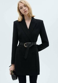 Schwarzes Blazer-Kleid mit taillierter Passform, einreihiger Front, Doppelknebel-Detail, breitem Kragen und einem taillierten Gürtel mit einem goldenen Ring.
