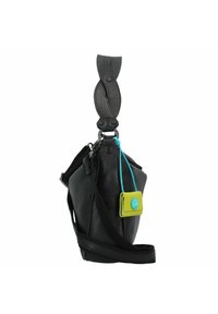 Schwarze Lederhandtasche mit strukturiertem Finish, ausgestattet mit einem abnehmbaren gemusterten Tragegurt und einem kleinen gelben Anhänger mit blauem Logo.