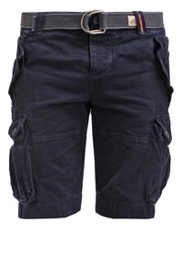 Short cargo bleu foncé avec plusieurs poches à rabat et une ceinture en tissu grise avec boucle métallique sur fond blanc.