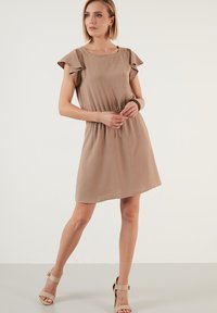 LELA REGULAR FIT - Denní šaty - light brown
