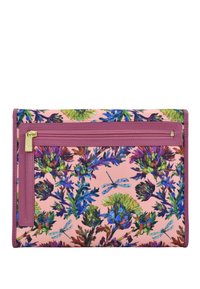 Roze clutch met paarse bies, versierd met kleurrijke bloem- en libellenpatronen, voorzien van een horizontaal ritsvak met gouden trekker.