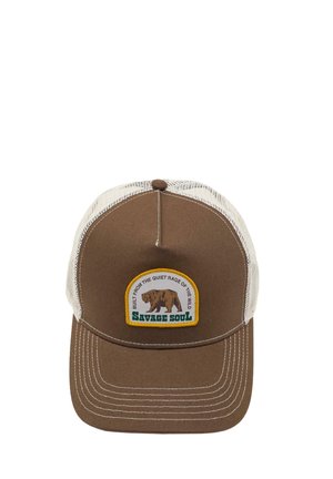 Casquette de camionneur en mesh marron et beige avec une écusson avant montrant un ours et le texte « Construit à partir de la rage silencieuse de la nature » et « Âme sauvage ».