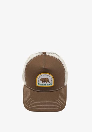 Smeđa i bež mrežasta kamionska kapa s prednjim naljepnicom koja prikazuje medvjeda i tekst "Izgrađeno iz tihe bijesa divljine" i "Divlja duša."