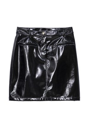 Zwarte vinyl mini rok met een glanzende afwerking, voorzien van een ritssluiting aan de voorkant, twee zijzakken en een metalen knoopsluiting in de taille.