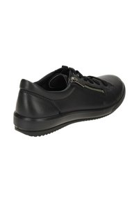 Sneaker en cuir noir avec une finition lisse, bout rond et semelle en caoutchouc texturé. Dispose d'une fermeture éclair sur le côté et de lacets plats pour un ajustement sécurisé.