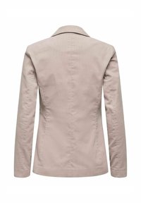 Jasnobeżowa, dopasowana marynarka z długimi rękawami, wyciętym kołnierzem, lekko zwężana w talii, wykonana z gładkiej tkaniny; charakteryzuje się minimalistycznymi przeszyciami.