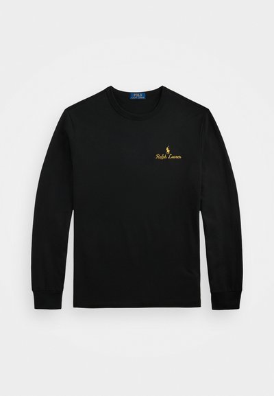 T-shirt preta de manga longa feita de algodão com um decote redondo. Apresenta um logo bordado a ouro no peito com o nome da marca.