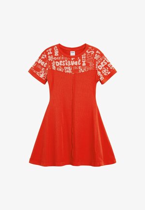 Vestido rojo con corsé ajustado y falda acampanada. La parte superior presenta patrones gráficos en blanco con texto y diseños florales. Material de algodón.